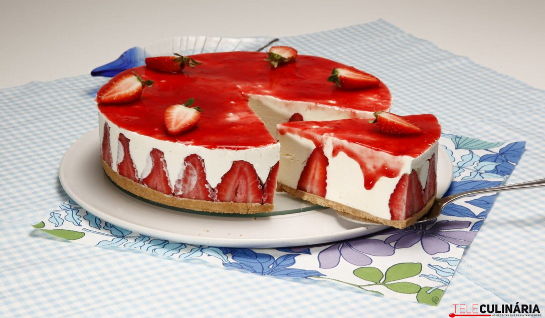 semifrio de morangos com bolacha