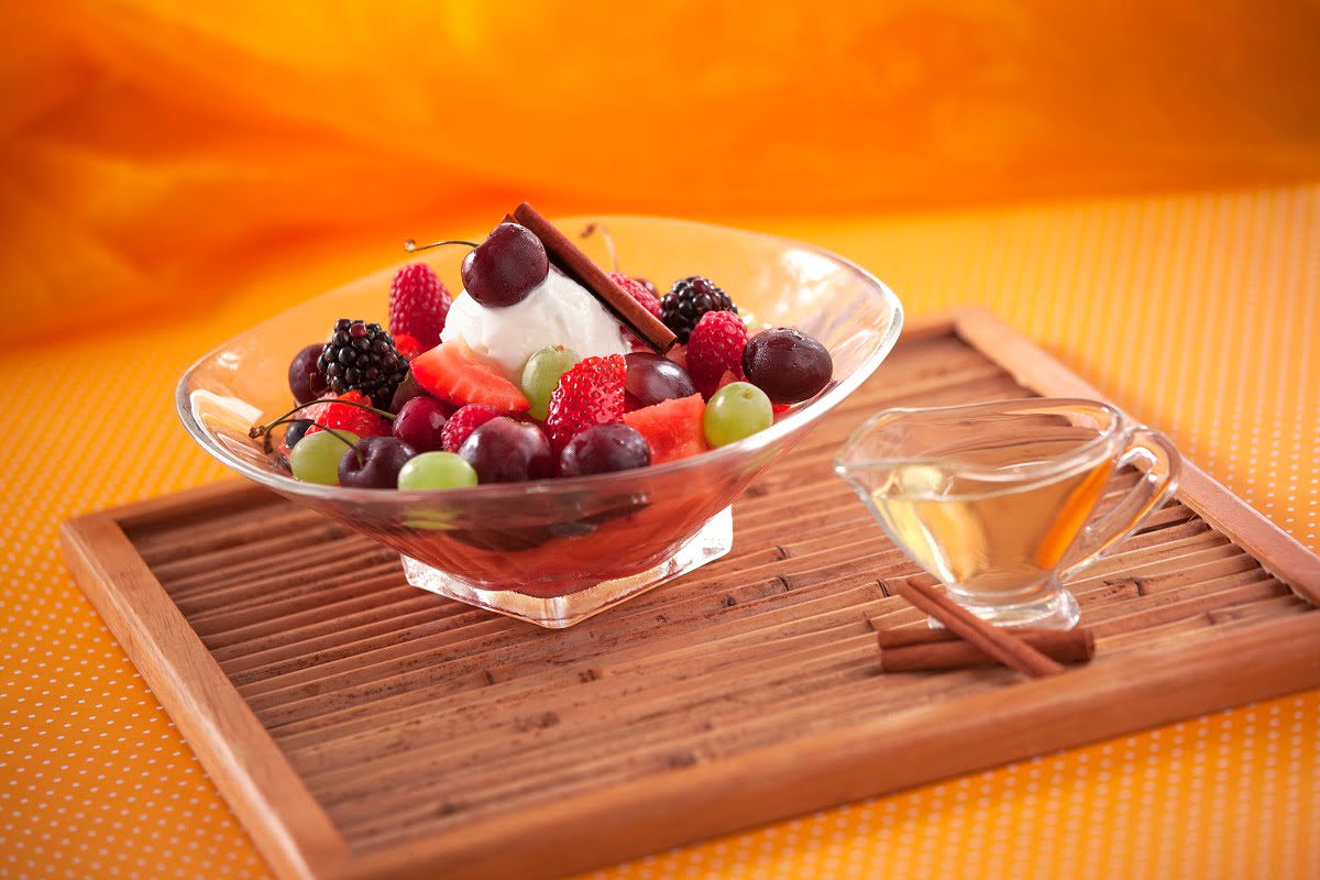 salada de frutos vermelhos com gelado de nata