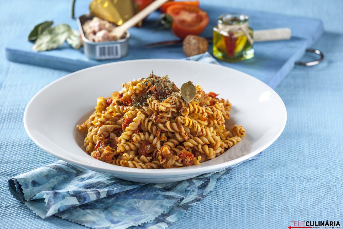 Fusilli com atum e orégãos