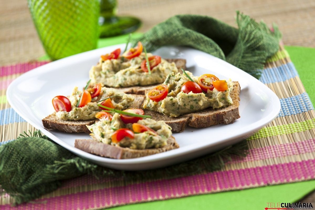 Crostine de grão, tomate e ervas