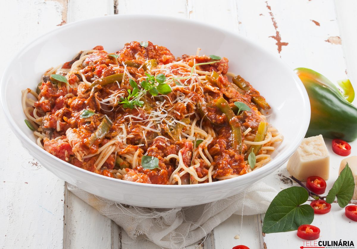 Esparguete de atum com molho de tomate e cogumelos