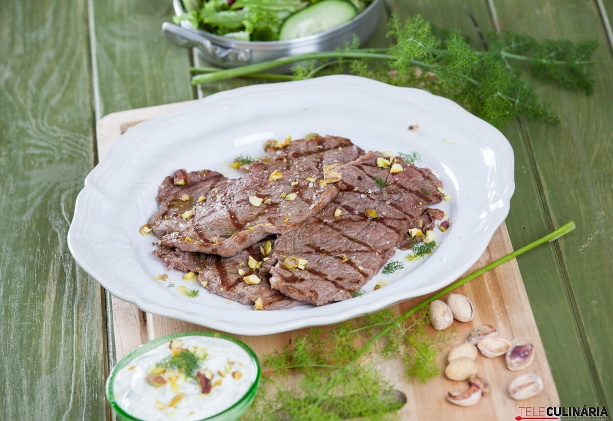 Bife grelhado com molho grego - receita rápida 20 minutos