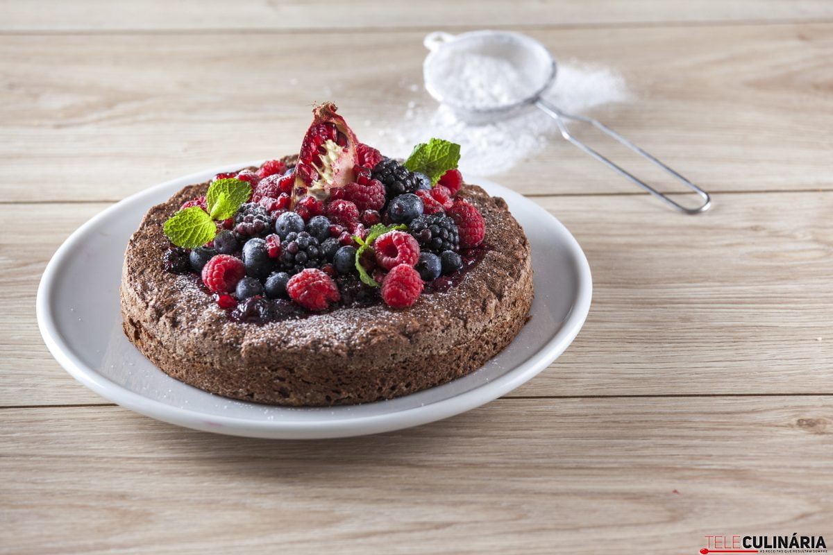 bolo de chocolate com frutos vermelhos