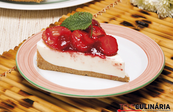 flan de iogurte e morangos