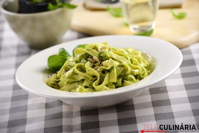 Pasta fresca com manjericão