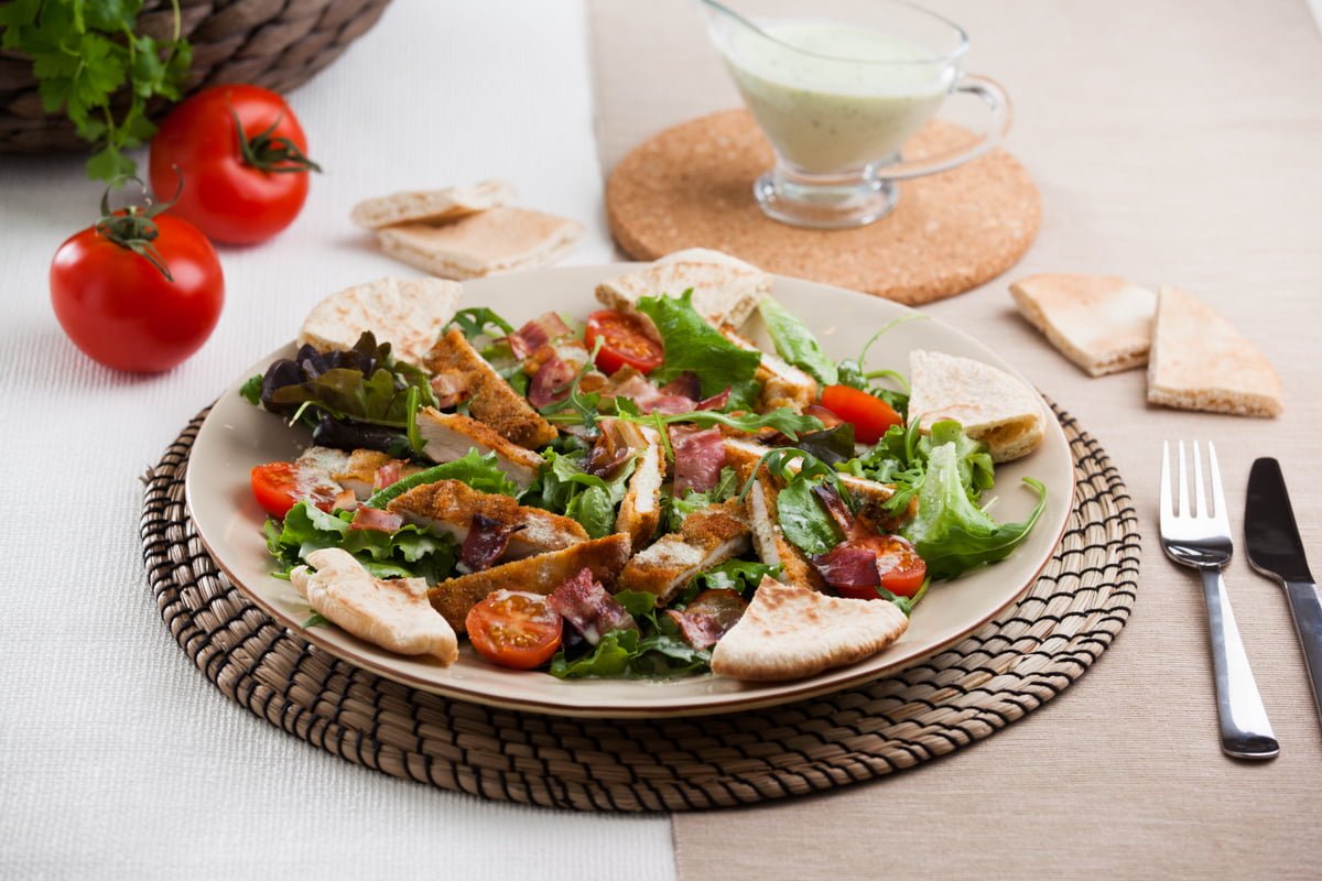 Salada de frango e bacon crocante