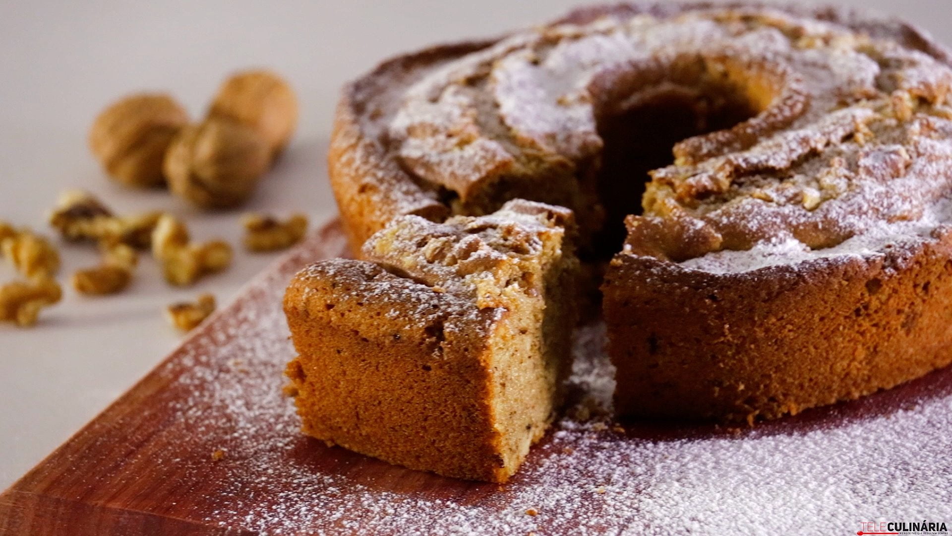 Bolo de café com nozes