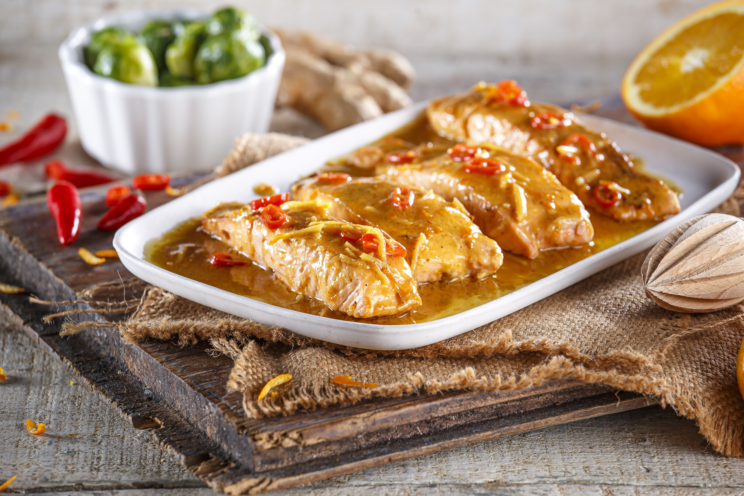 Salmão com gengibre e laranja