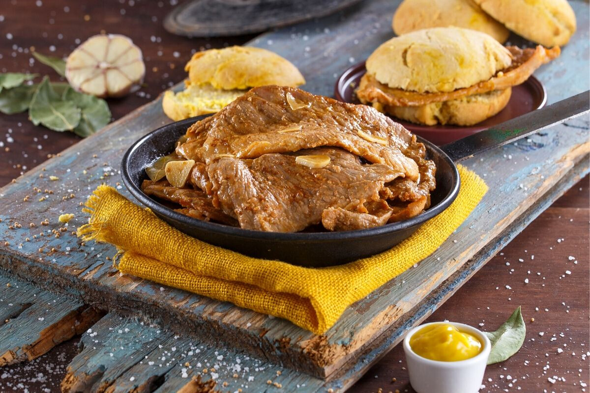 Bifanas em pão de caril