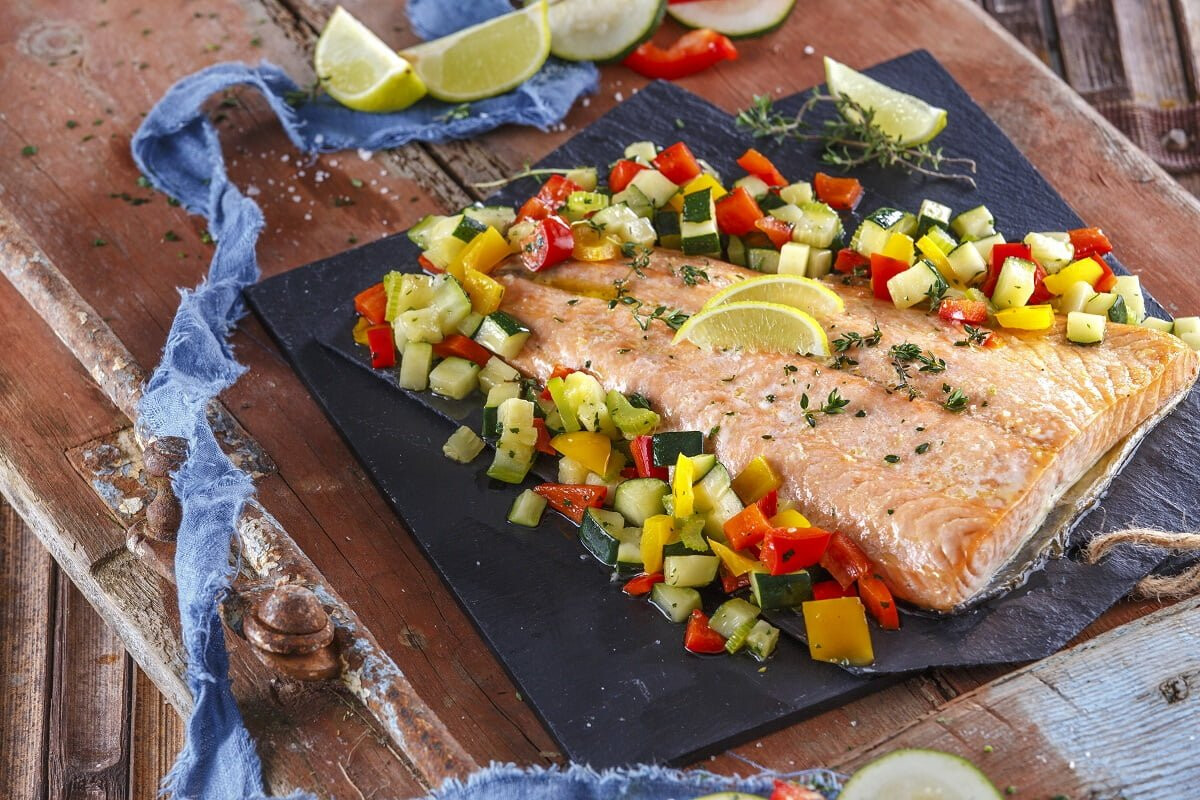 Filete de salmão com molho de ervas aromáticas