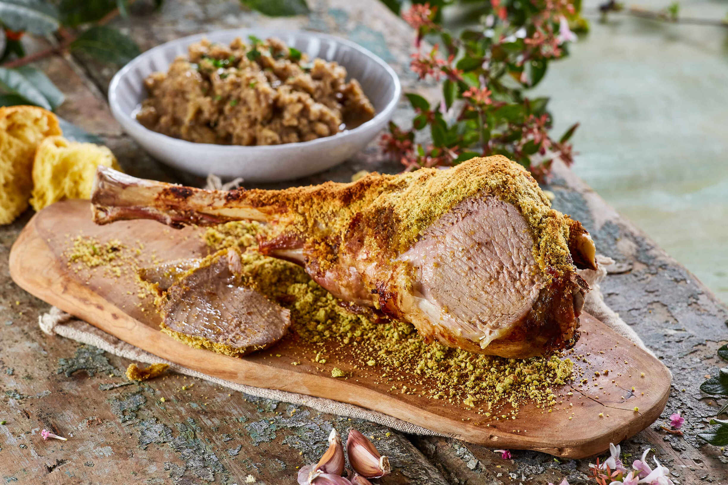 Perna de cabrito assada com crosta de brioche