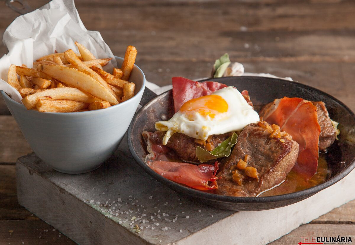 Bifes à cervejeira com ovo a cavalo