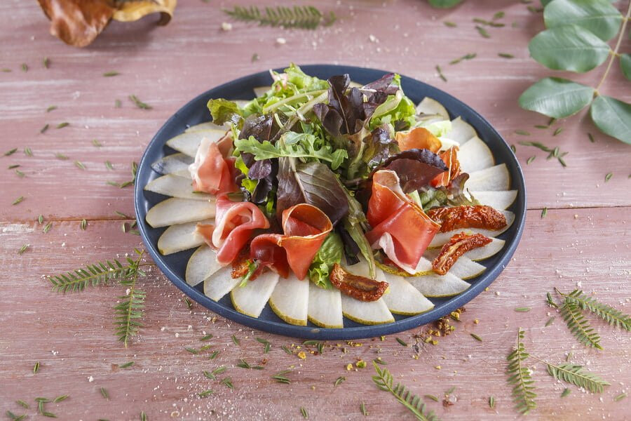 Carpaccio de pera, presunto e tomate seco