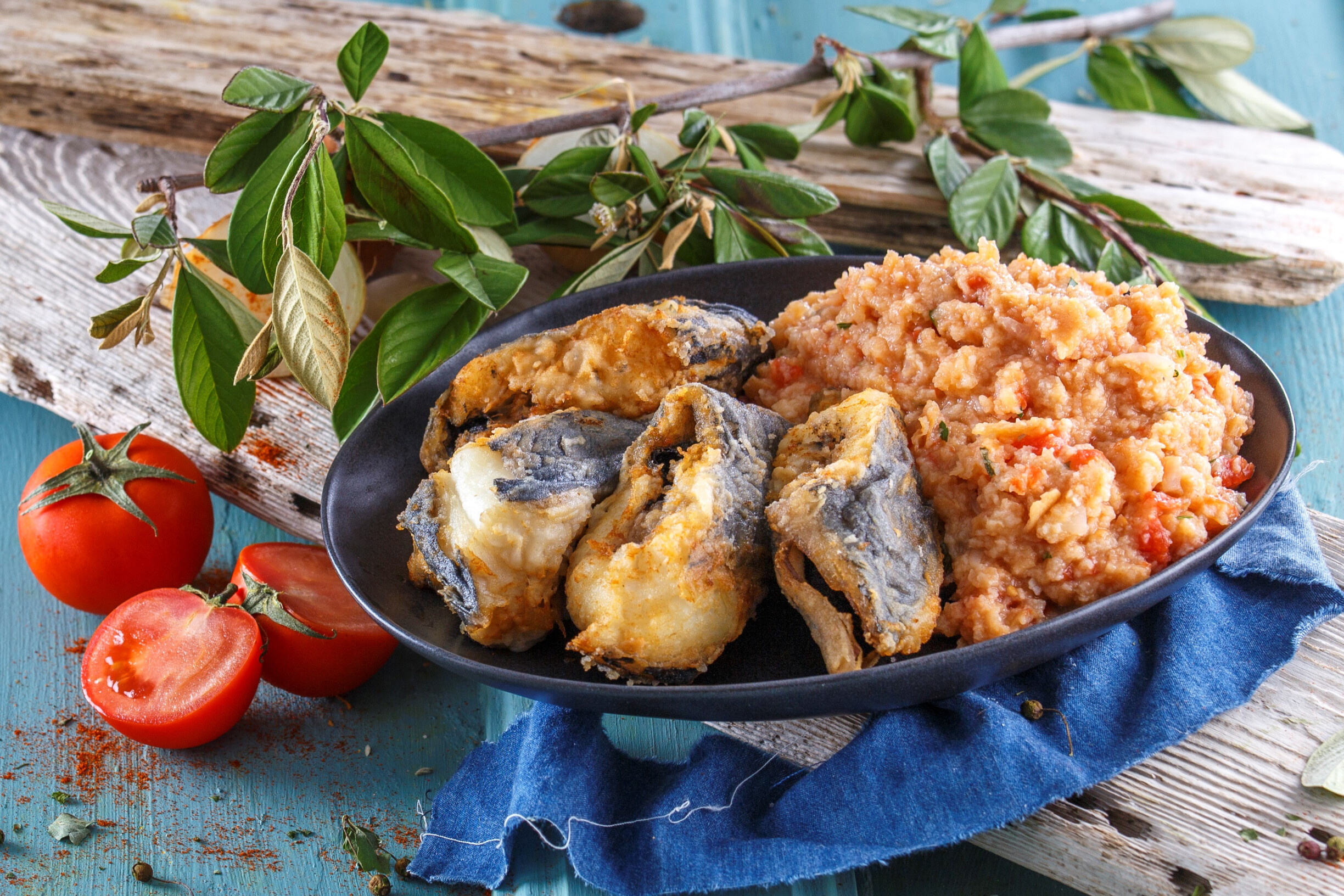 Peixe-espada frito com açorda de tomate