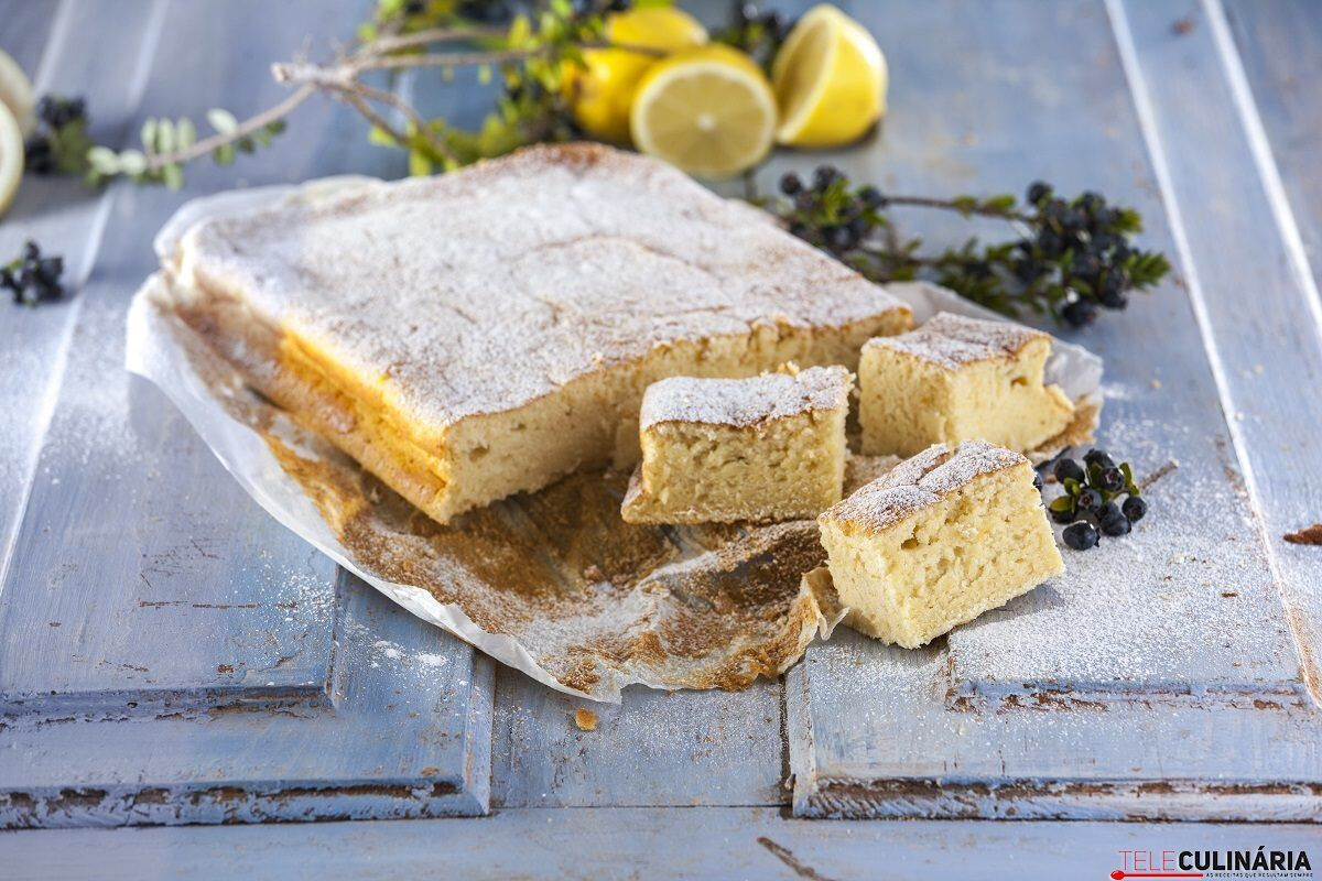 Bolo de limão no tabuleiro