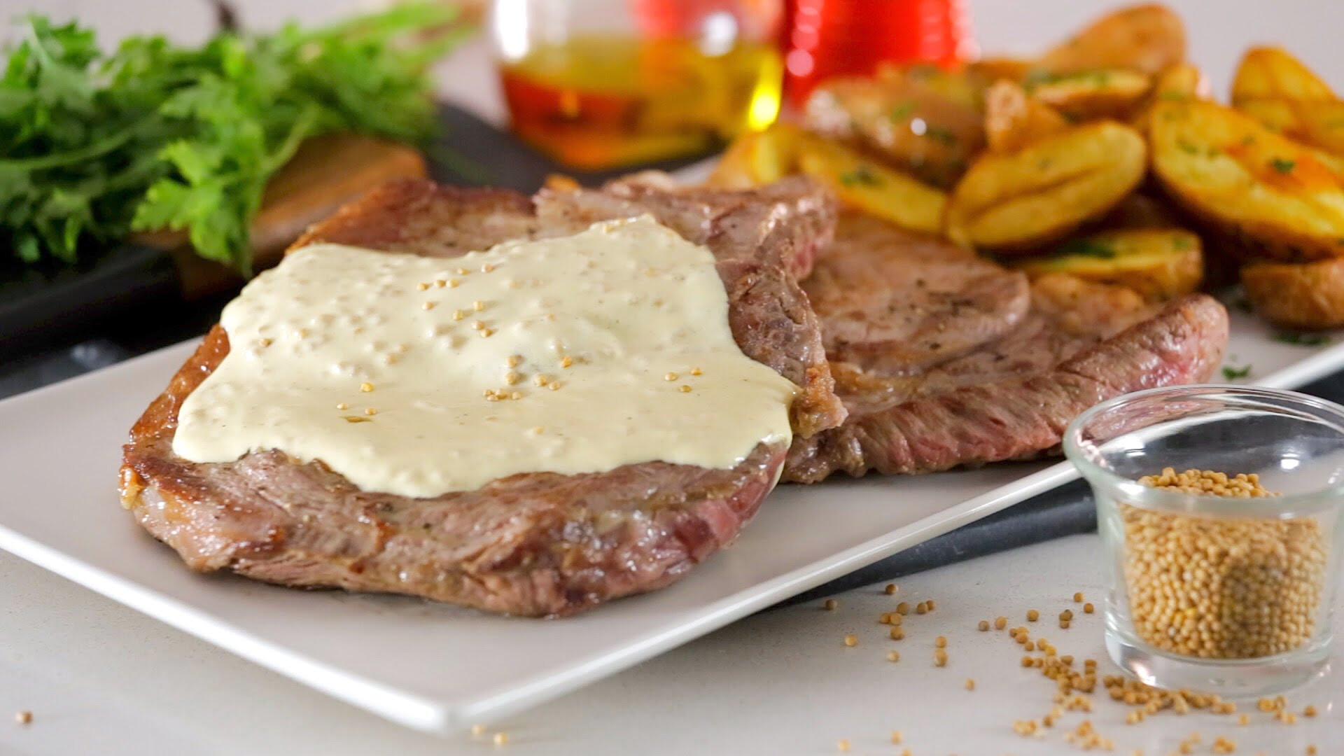 Bife com molho de mostarda e batata campestre
