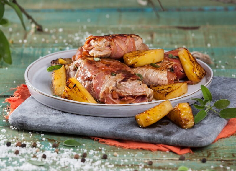 Lombinhos de porco com salva e presunto