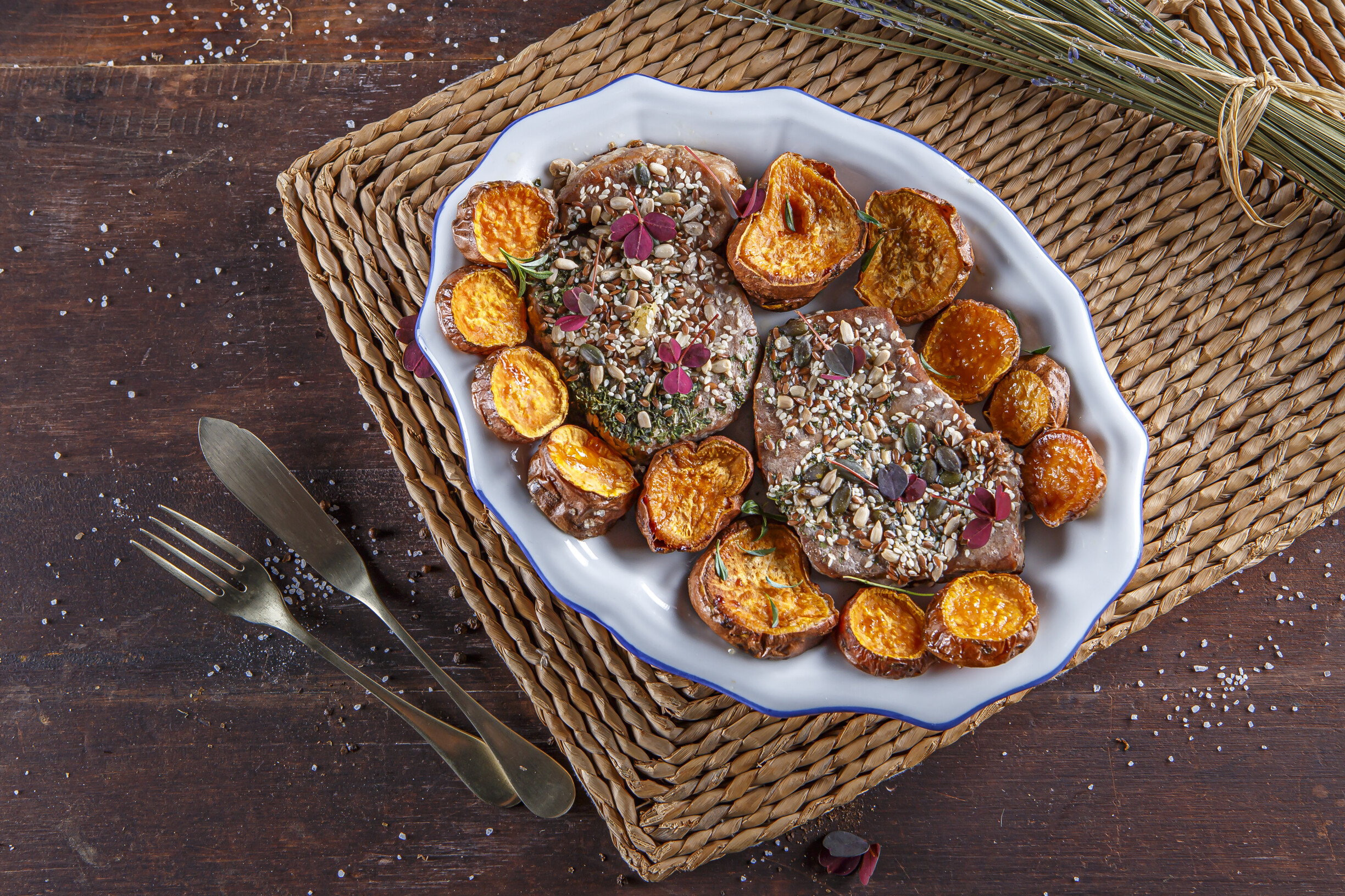 Bifes de atum com batata-doce assada