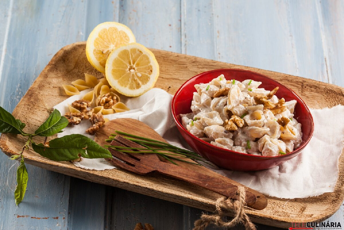 Conchas com ricota e nozes