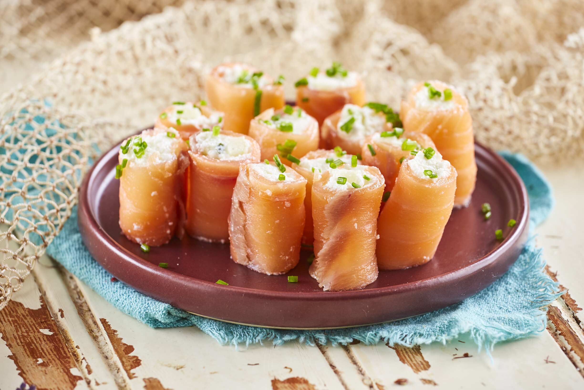Rolinhos de salmão fumado com maçã verde e cebolinho