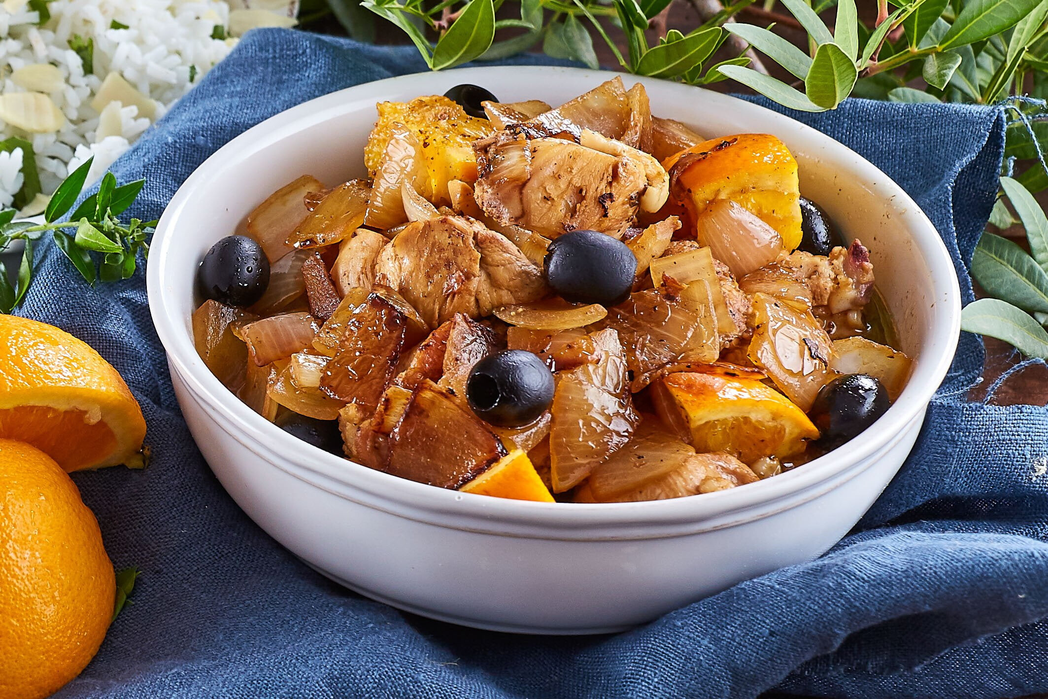 Frango refogado com azeitonas e laranja