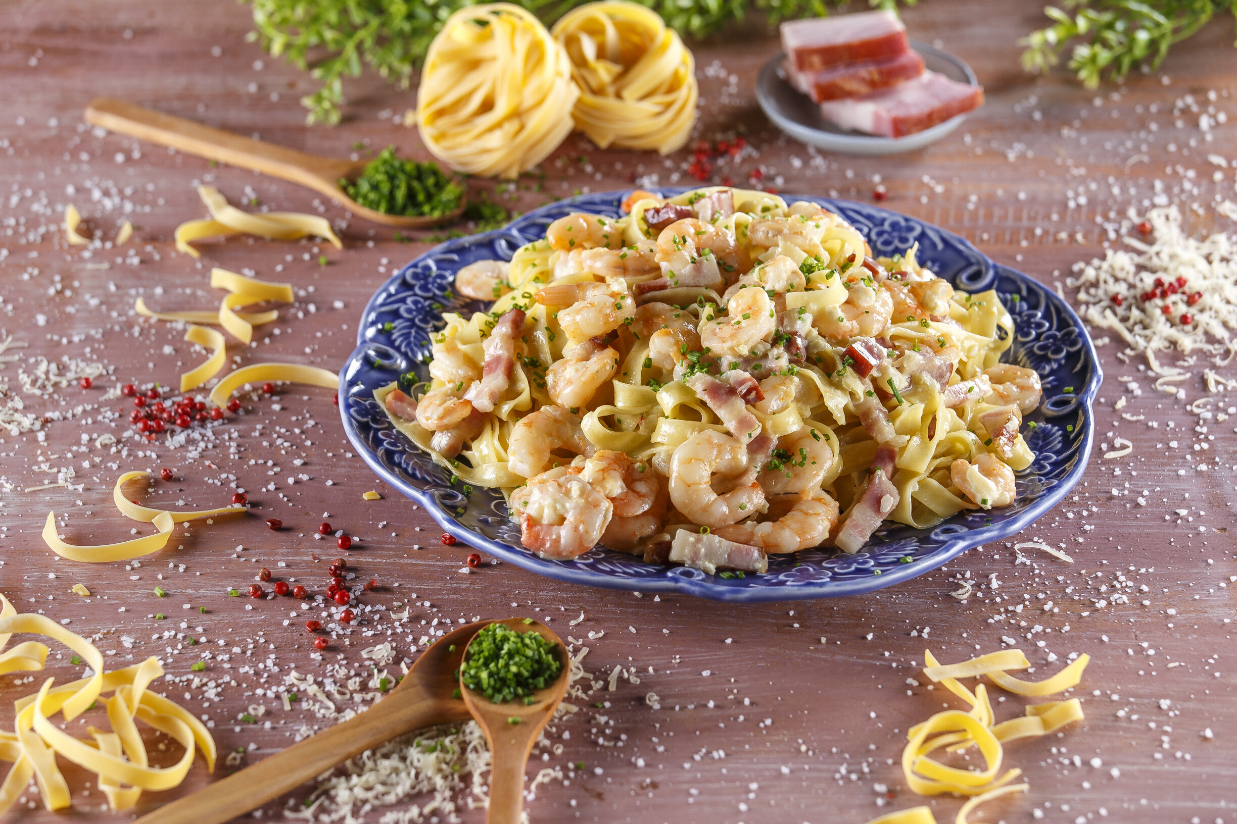 Fetuccine Alfredo com camarão e bacon