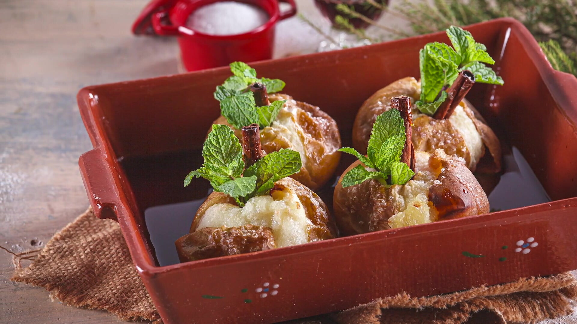 Maçã assada com calda de vinho do Porto