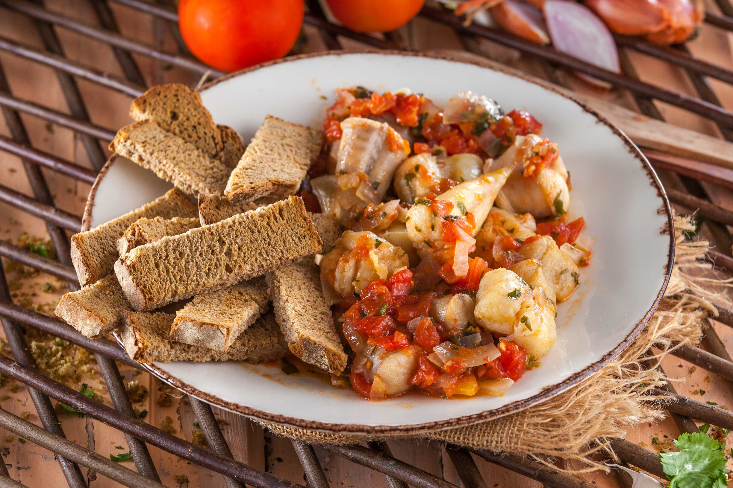 Tamboril estufado com pão torrado