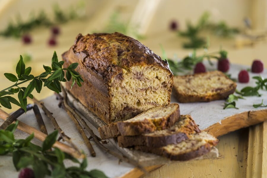 Bolo inglês com ricota e compota de framboesa