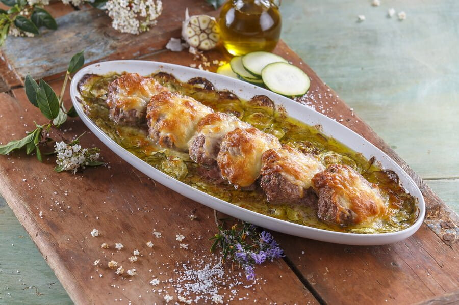 Hambúrgueres gratinados com chips de curgete