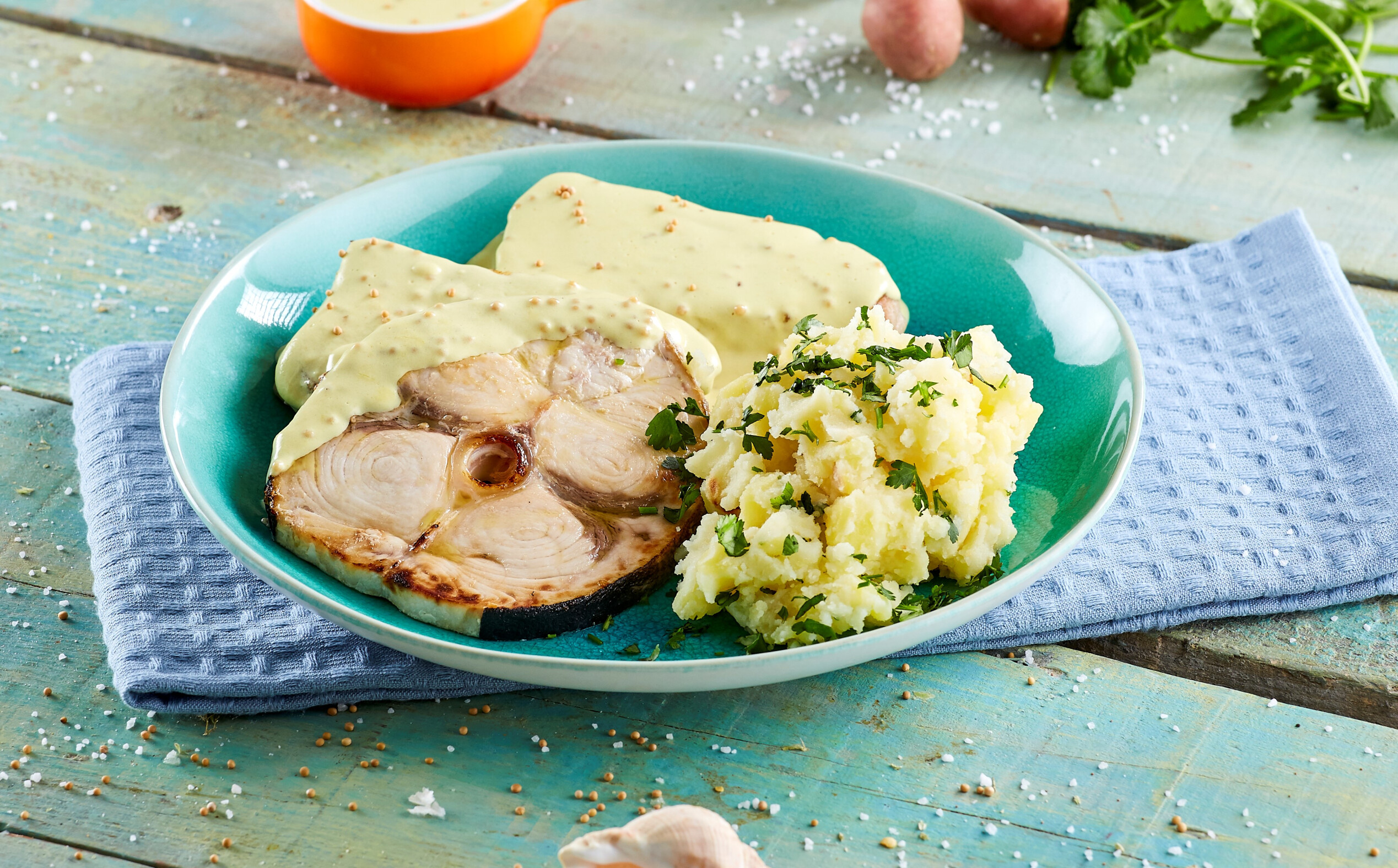 Espadarte com molho de mostarda e esmagada de batata