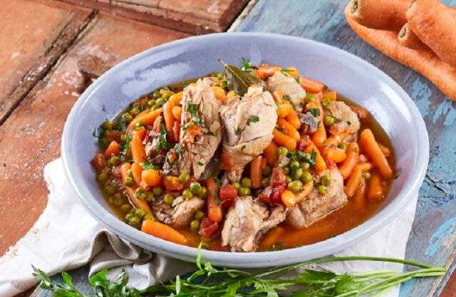 Frango guisado com ervilhas e cenouras
