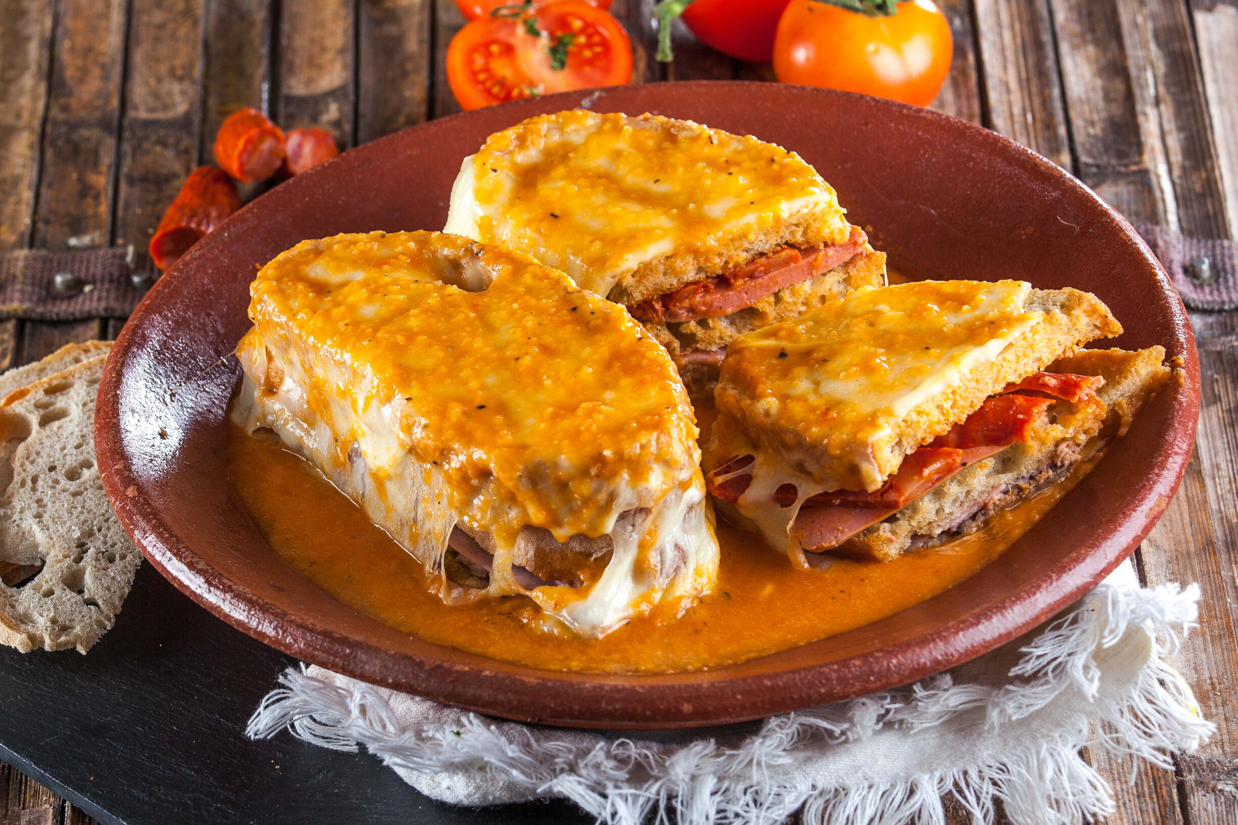Francesinha em pão saloio - Receita Económica
