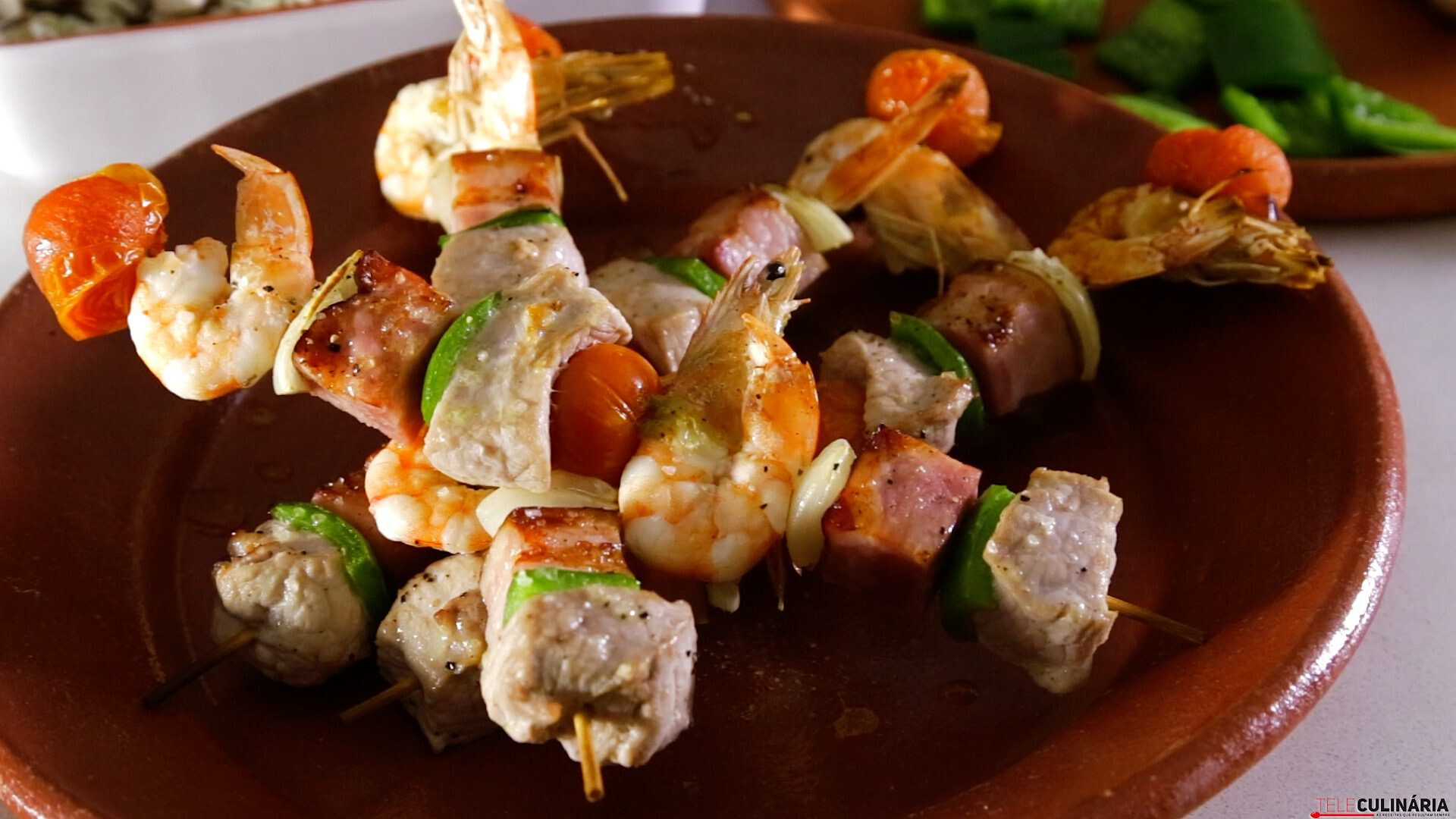 Espetada de carne com pimentos bacon e camarão