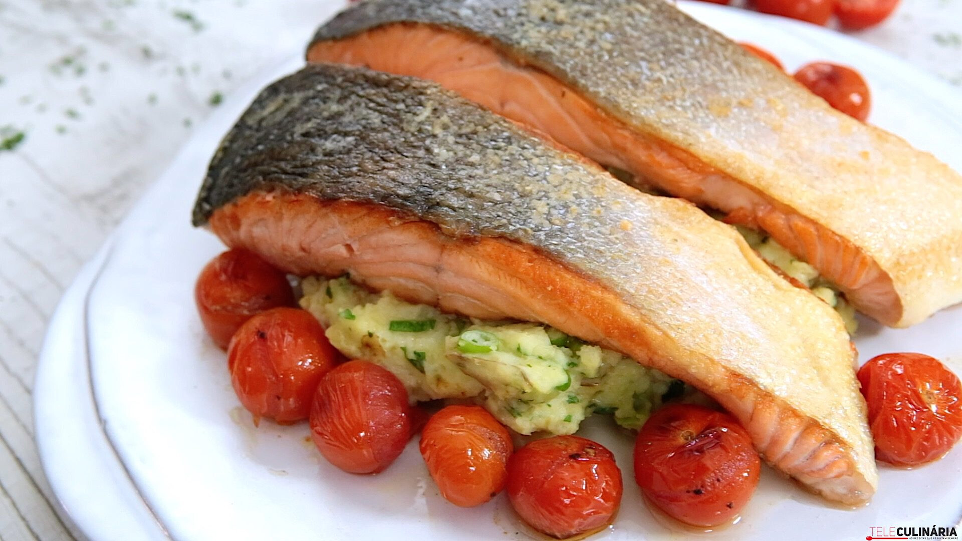 Salmão crocante com esmagada de batata – VIDEO