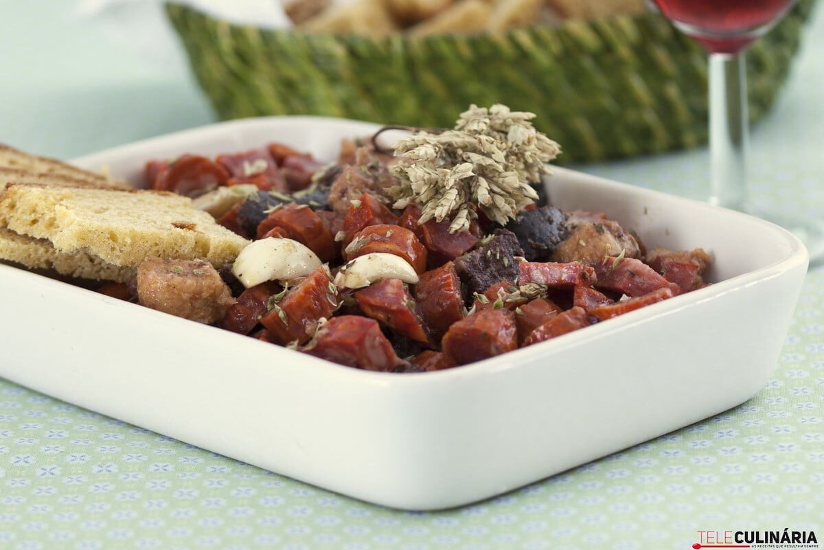 Enchidos marinados com broa