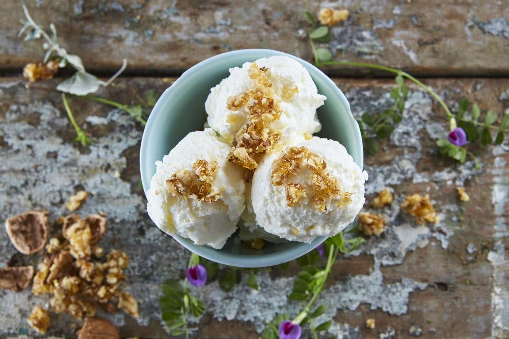 Gelado de iogurte com nozes