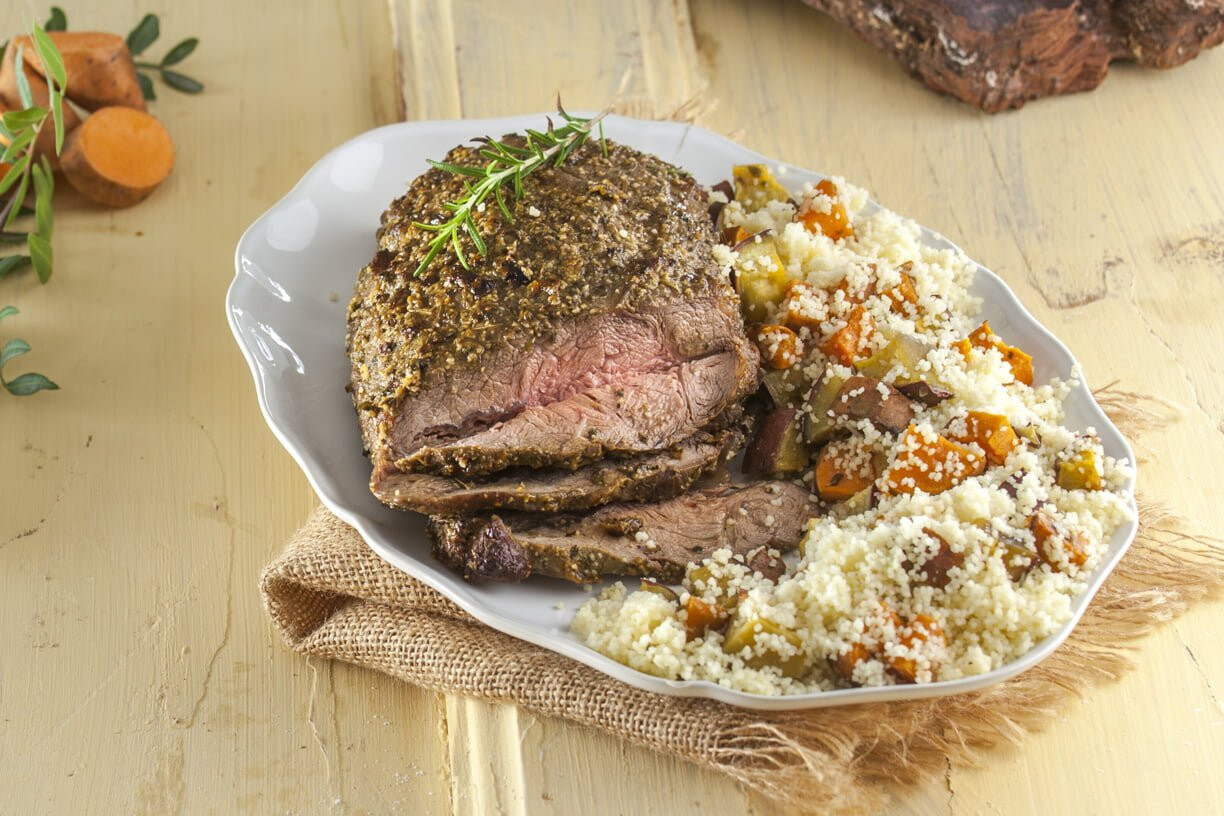 Filé mignon com cuscuz e batata-doce