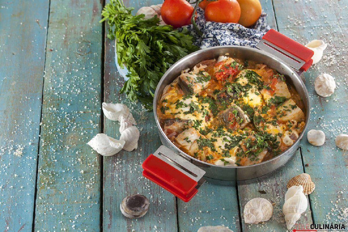 Bacalhau na frigideira com ovos escalfados