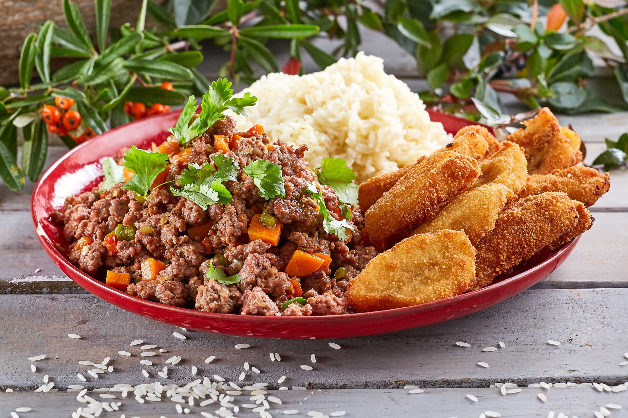 Carne picada com banana frita