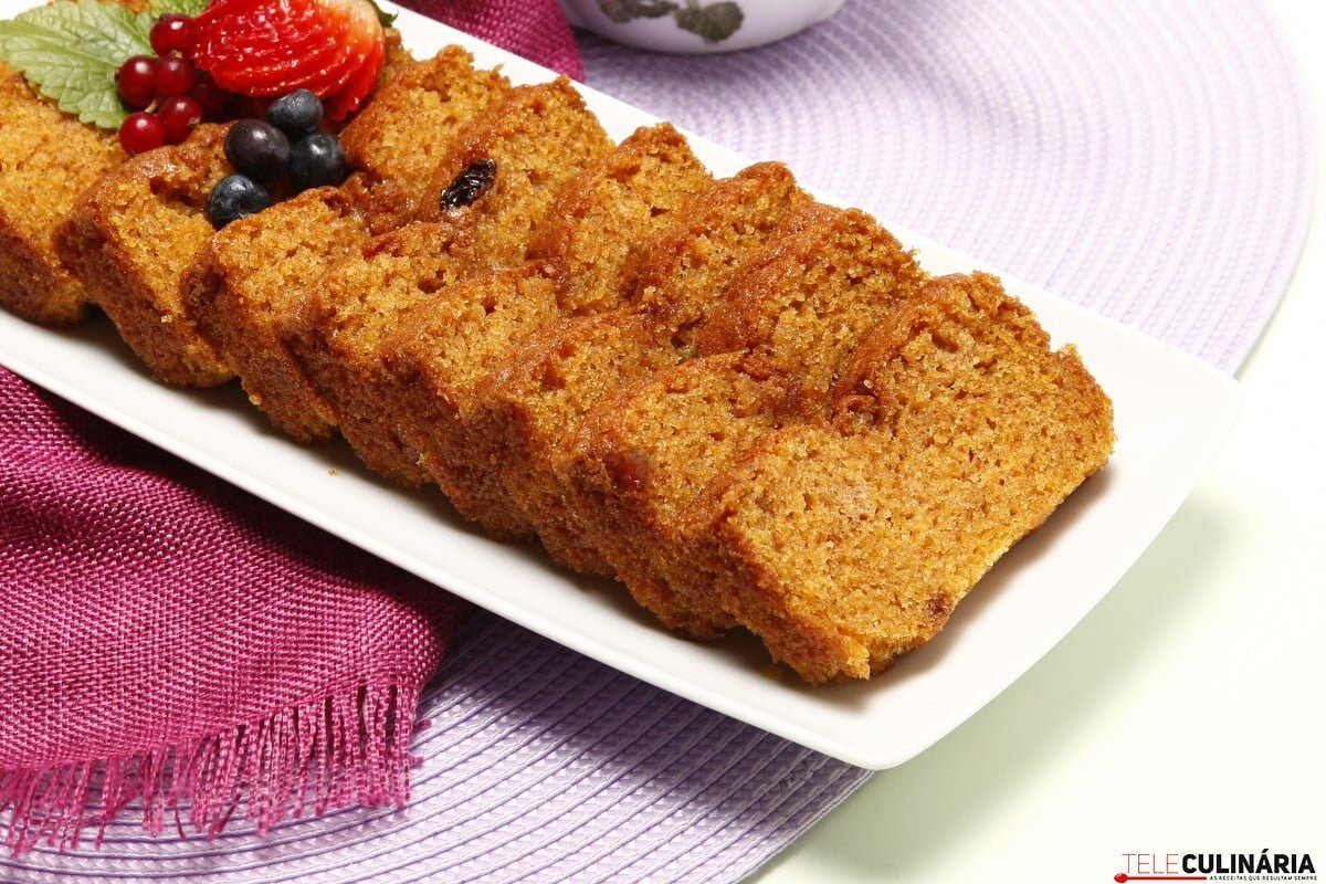 Bolo de cenoura e passas
