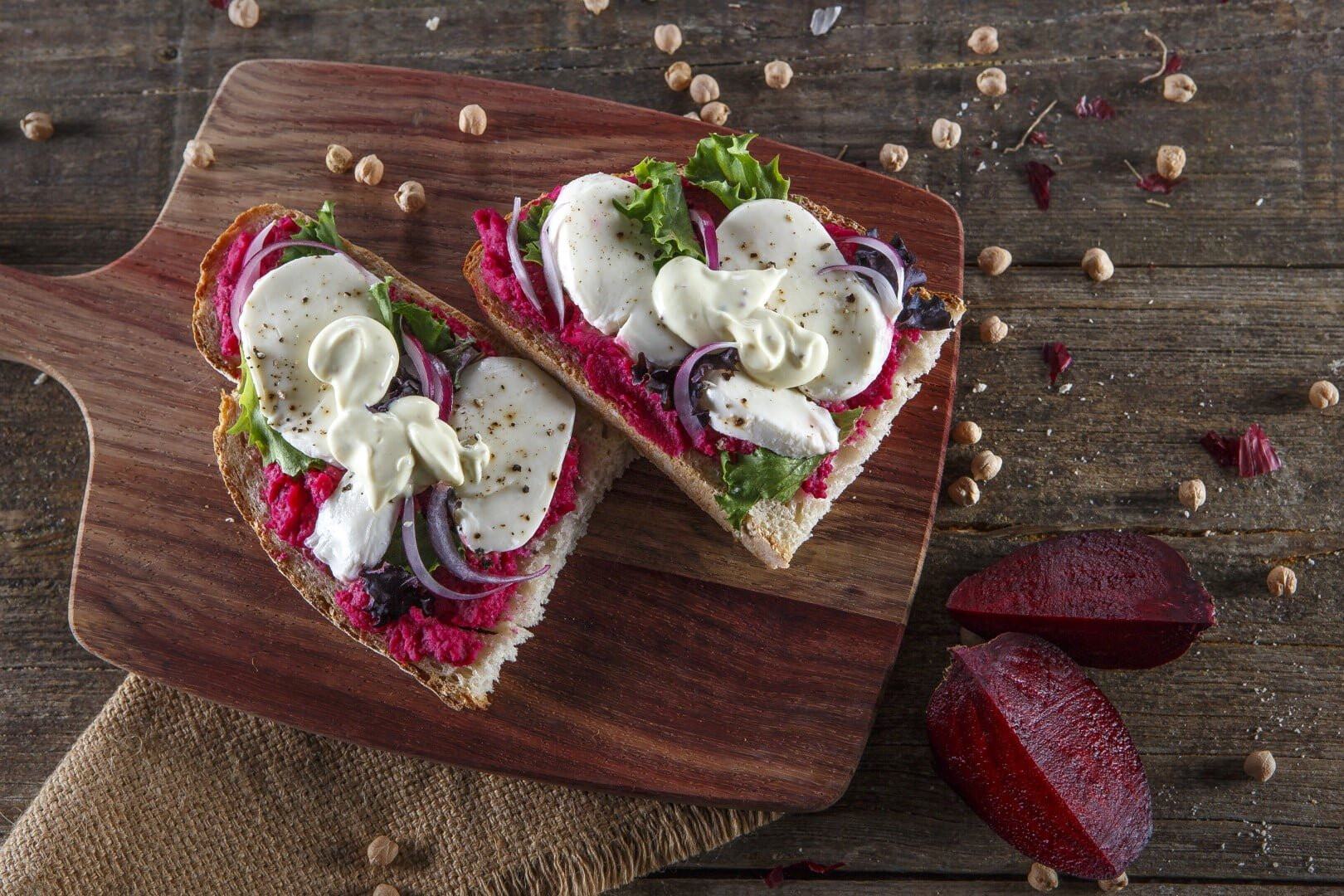 Tosta de húmus de beterraba