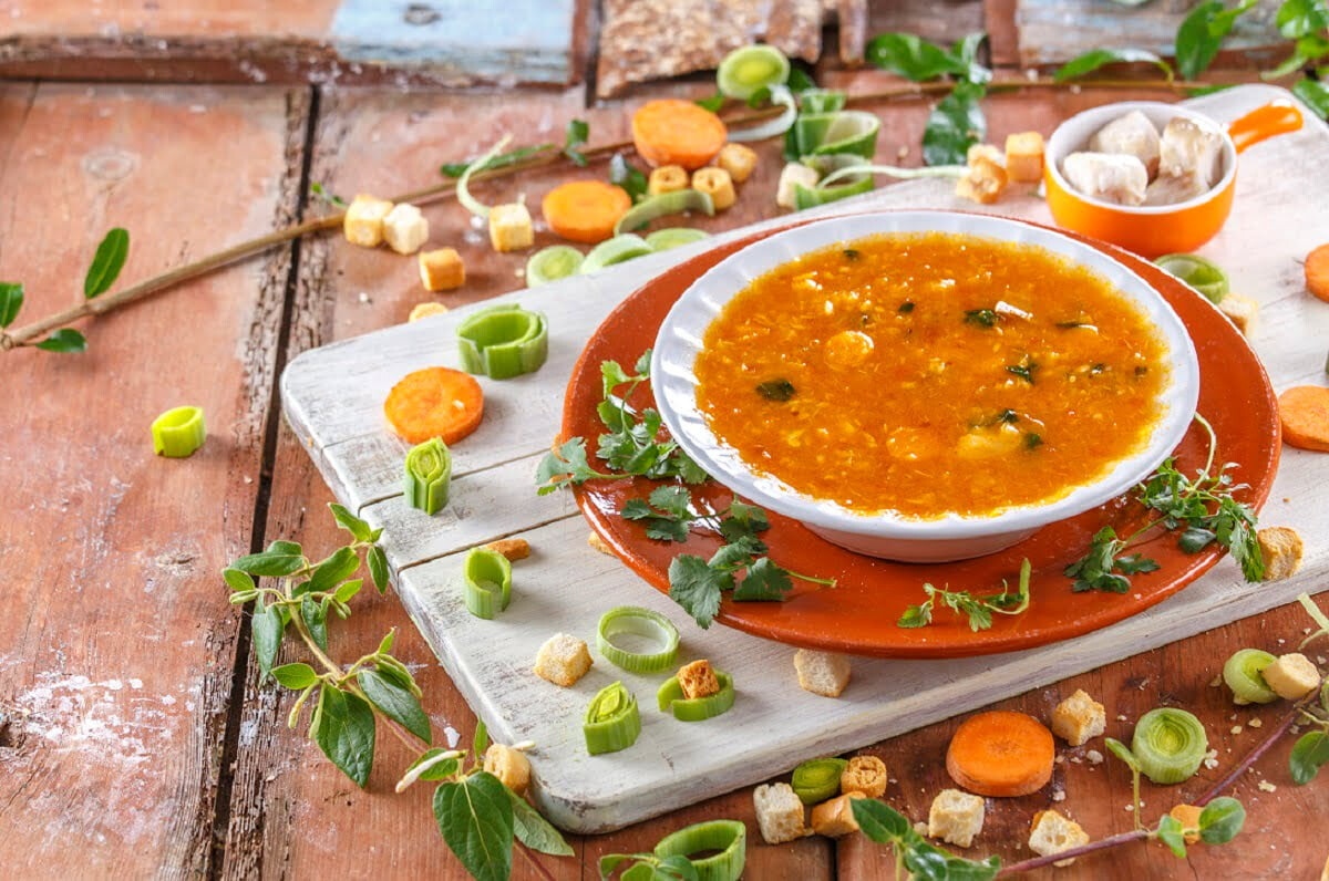 Sopa de peixe com alho-francês