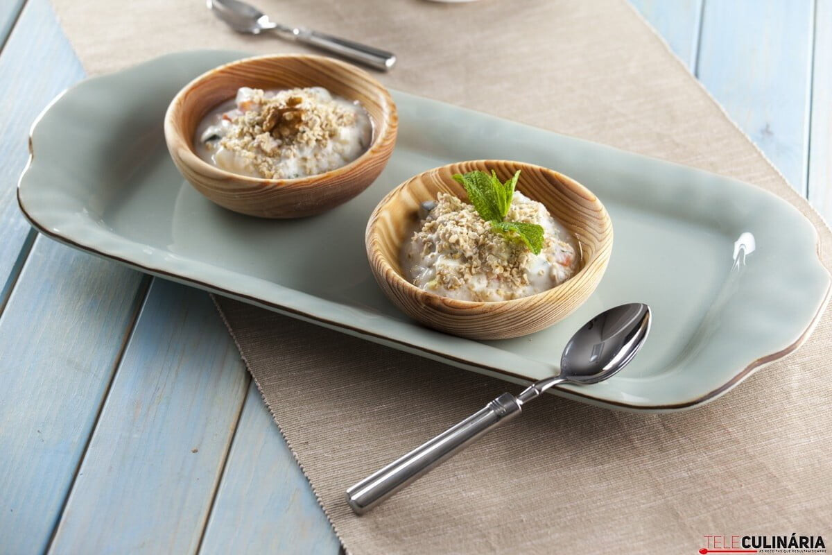 Iogurte com pepino e aveia