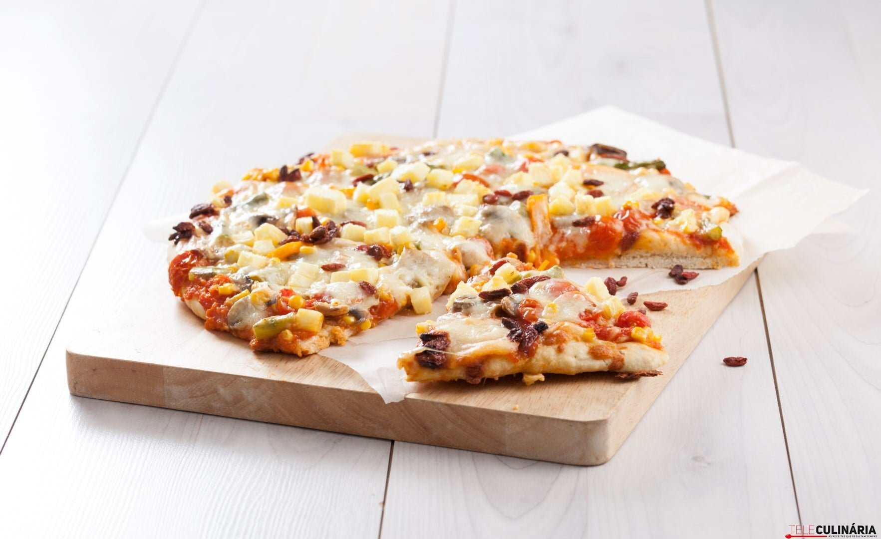 Pizza com legumes e fruta