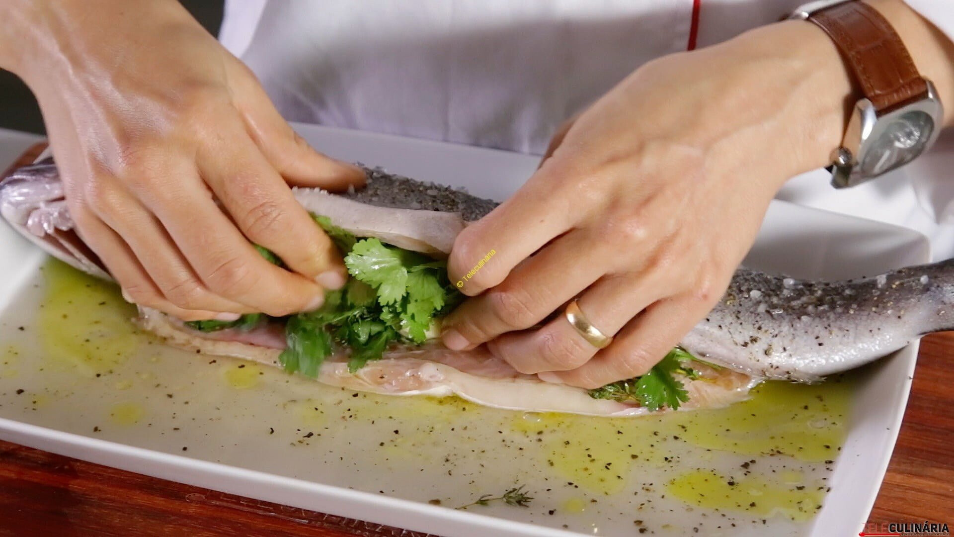 Truta salmonada com recheio de ervas aromáticas