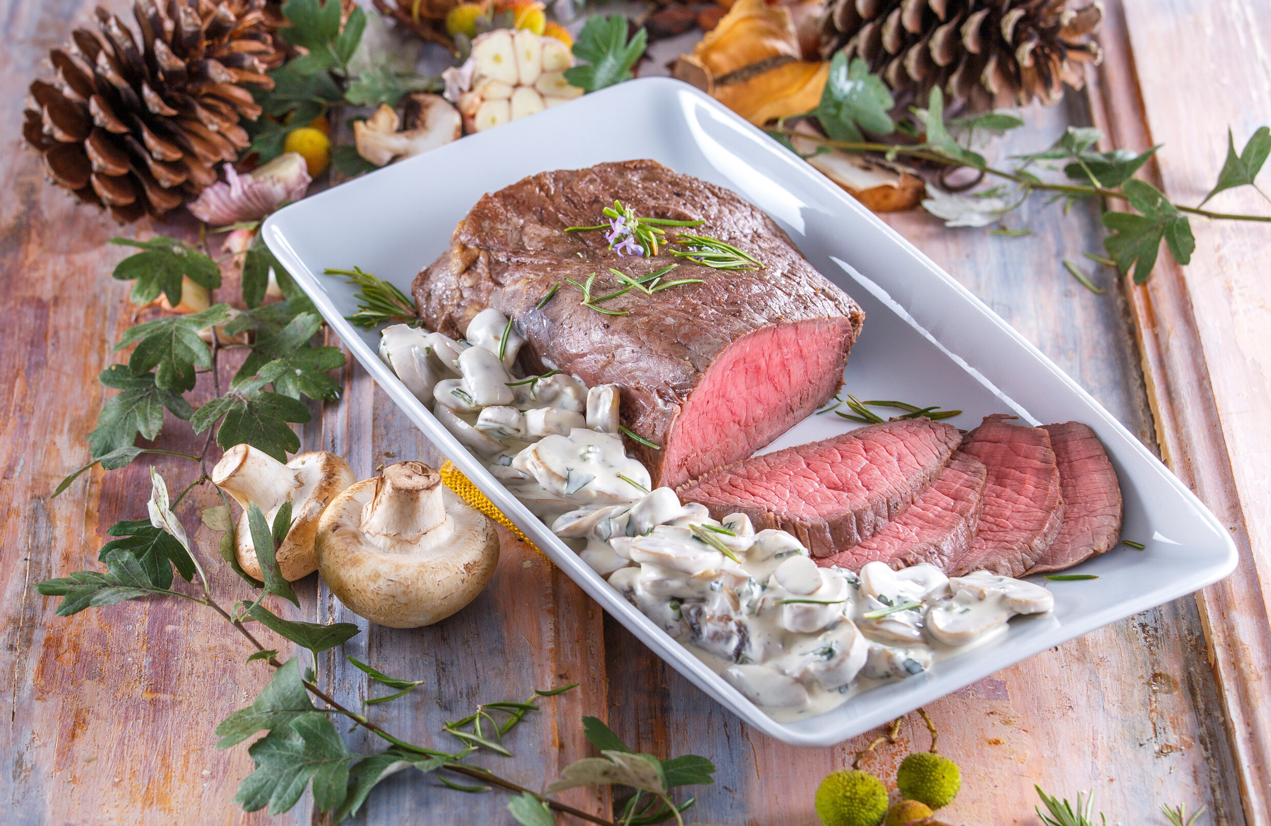 Rosbife com molho de cogumelos e vinho tinto