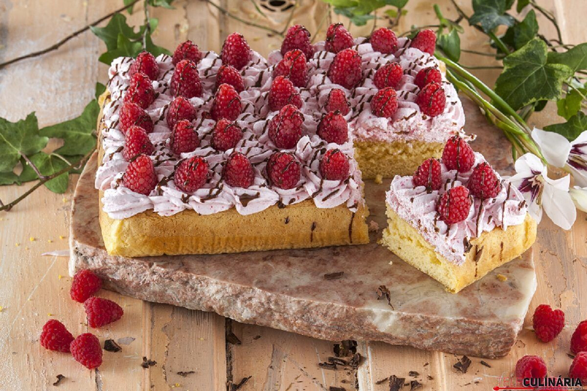 Bolo esponja com framboesas