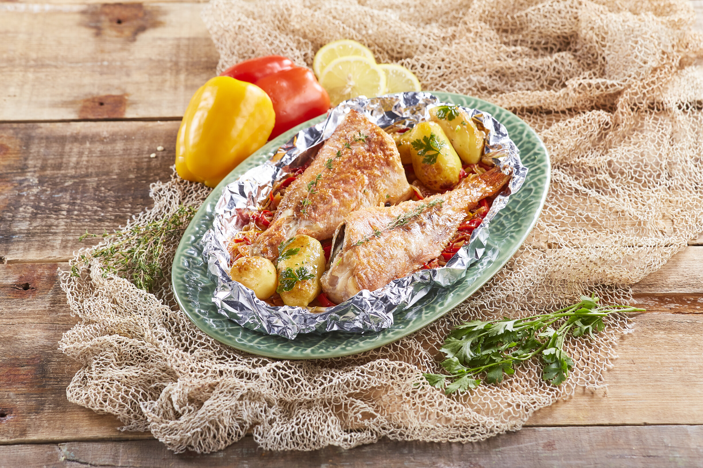 Redfish com piperrada no forno