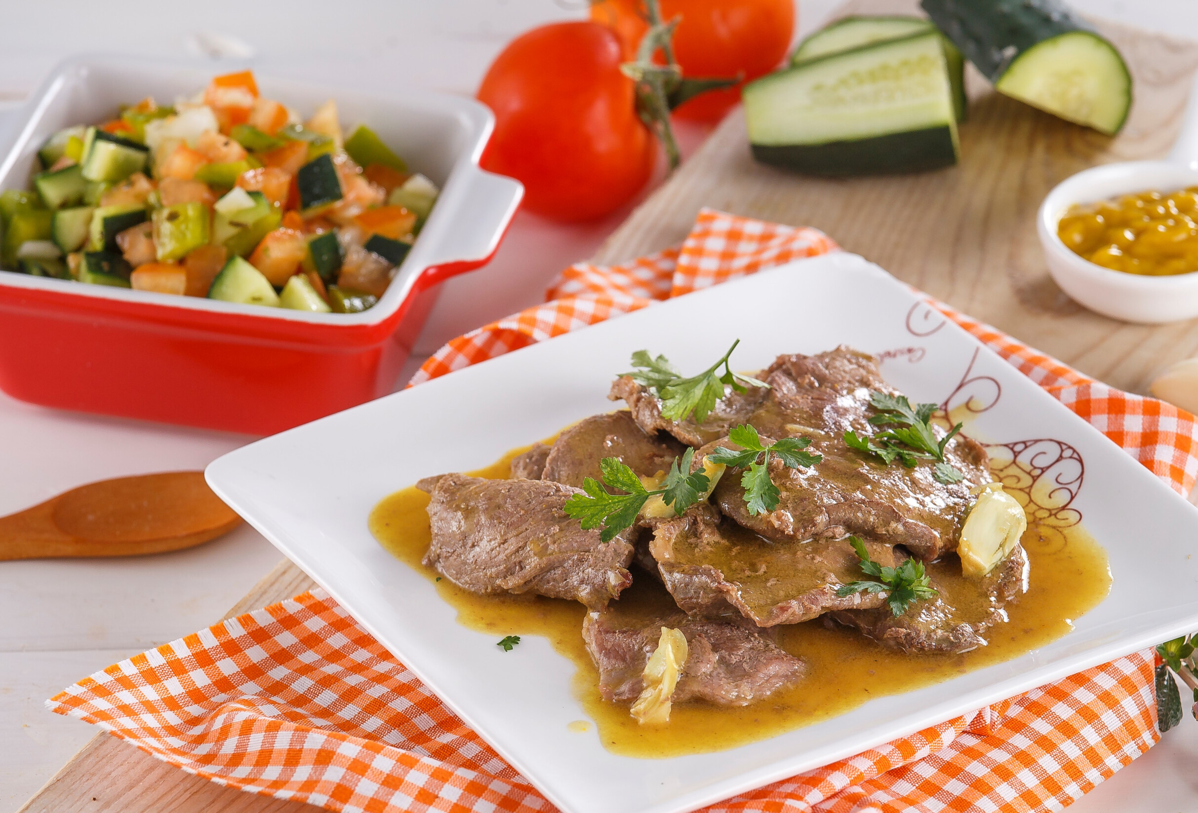 Bifes de javali com salada à montanheira